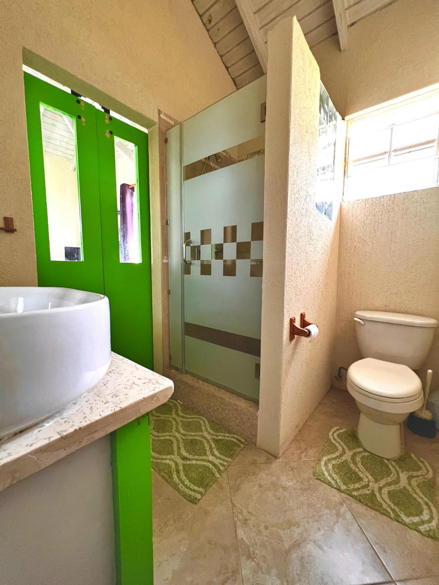 Cozy Modern Upstairs 2 Bed A/C Apt Near 2 Everything Saint Philip Exterior photo