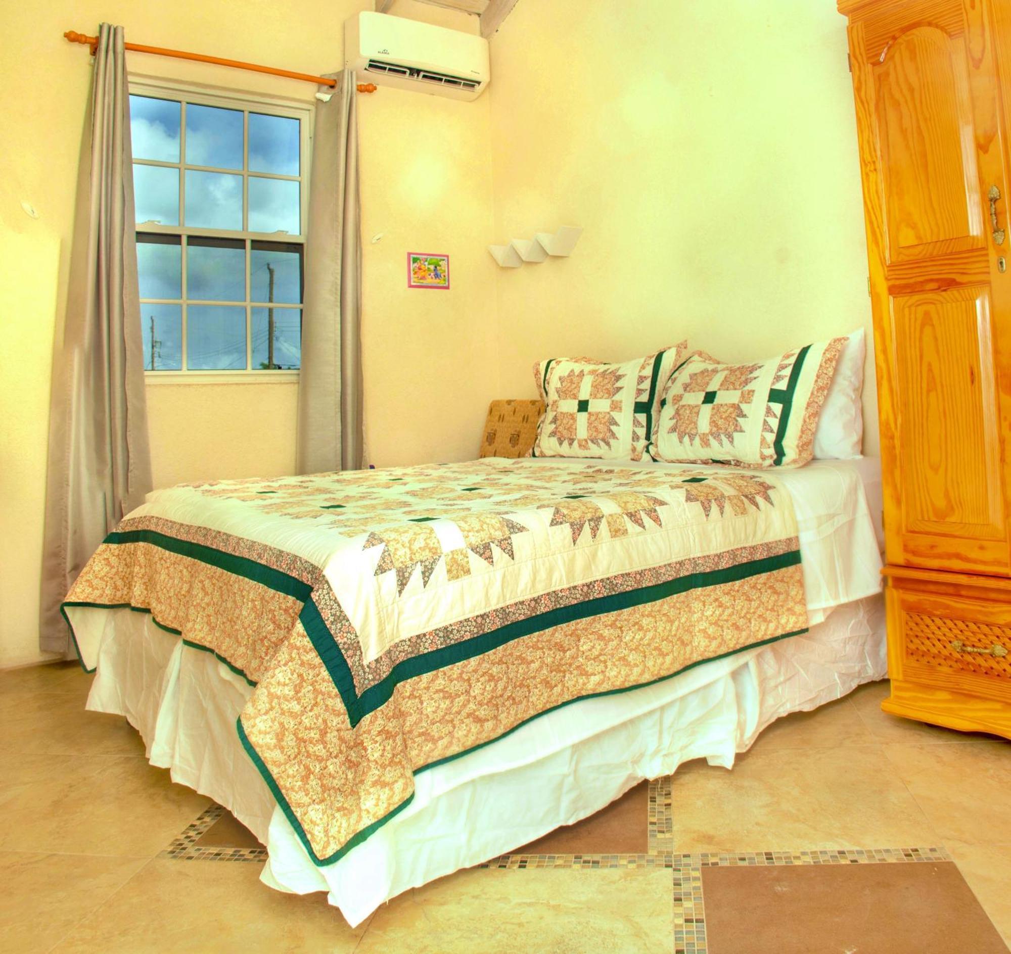 Cozy Modern Upstairs 2 Bed A/C Apt Near 2 Everything Saint Philip Exterior photo