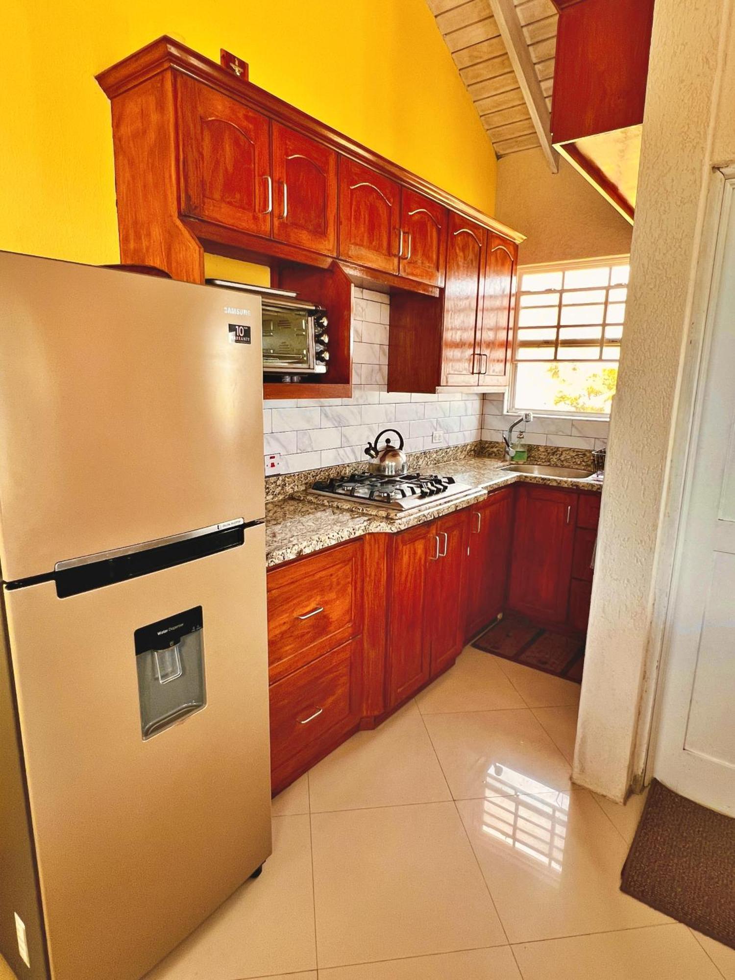 Cozy Modern Upstairs 2 Bed A/C Apt Near 2 Everything Saint Philip Exterior photo