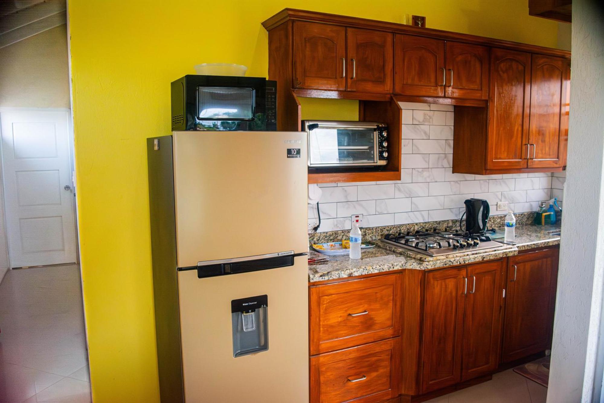 Cozy Modern Upstairs 2 Bed A/C Apt Near 2 Everything Saint Philip Exterior photo
